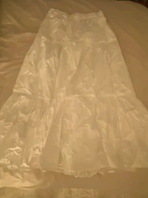 Volang kjol - Lång volangkjol från gina, skulle säga passar xs, s och medium beroende på om man vill ha lågmidjat eller högmidjat. Jag är 165 och den går ner till marken utan att släpa på marken när man går