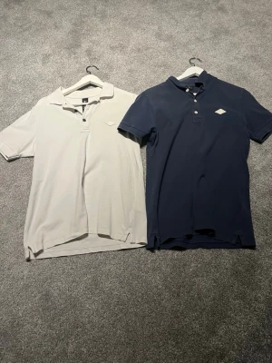 Två pikétröjor från Replay , blå & vit - Säljer två klassiska pikétröjor från Replay. Passar om du är runt 170-180cm. 