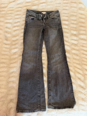 Grå bootcut jeans med broderade fickor - Jätte snygga jeans med coola fickor 