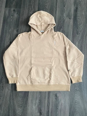 YSL,Hoodie - Bekväm och stilren hoodie i mjukt och skönt material. Klassisk passform med huva och magficka framtill, passar perfekt för vardagsbruk och avslappnade outfits. Neutral färg som är lätt att matcha.  Observera att det finns en fläck i mitten (se bild), detta är inräknat i priset. Billigt och bra pris i förhållande till kvaliteten. Snabb leverans – fraktas direkt efter köp. Tillverkad med fokus på hög kvalitet och komfort.  Ett prisvärt plagg för dig som vill göra ett bra fynd. 🔥