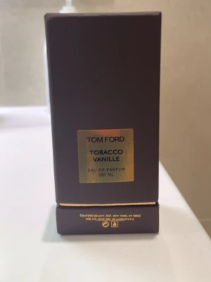 Tom Ford Tobacco Vanille 100ml - Tom Ford Tobacco vanille 100 ml, unisex parfym, riktigt fin och lyxig doft, öppnad men helt full, vet ej mycket om den, därav bra pris och inga återbetalningar 