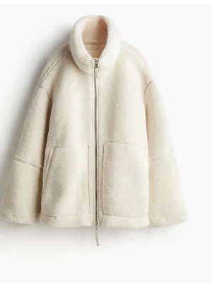 Teddyjacka hm  - Mysig teddyjacka i krämvit färg med hög krage och dragkedja framtill. Den är i storlek XS men är stor i storleken så passar även S. Bra skick💗