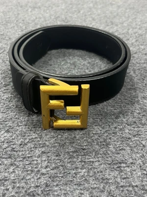 Fendi bälte - Nästan nytt skick, använd max 2-3 gånger. Väldigt classic. Passar med en mörk och stillig outfit medan man vill forfarande sticka ut med ett unikt bälte. För mer information, skriv dm!