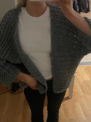 Grå/blå kofta - Super mysig kofta! Står ingen storlek men skulle säga S! Jätte fin grå/blå färg🩶 packeterad och kan skickas omgående 