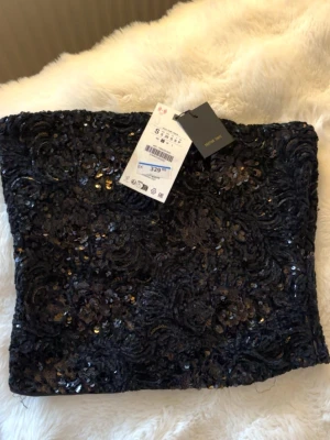 Svart paljett tubtopp  - Super fin topp från Zara, aldrig använd🥰pris kan diskuteras!  