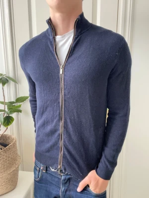 Massimo dutti full zip  - Massimo dutti full zip - unik - inga defekter, kan anses som lite urtvättad - modellen är 180 cm 75 kg och bär storlek M. Kom med frågor 🙌