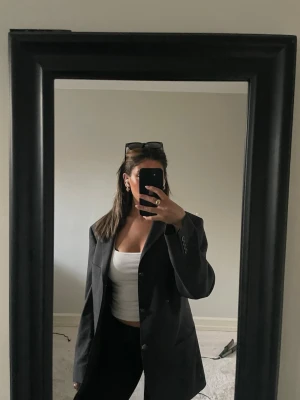 Oversized svart kavaj - Snygg oversized svart kavaj med klassisk krage och knäppning framtill. 