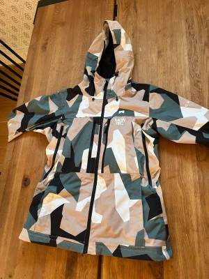 Montec Skidjacka - Fin o hel skidjacka i skal från Montec. Använd ett fåtal gånger men är köpt för ett par år sedan. Den har någon slags liten fläck som är på högra framfickan men syns knappt här försökt fått bort o det går säkert att få bort mer men det är typ sot eller något liknande.