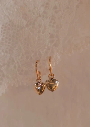 Hjärtformade örhängen guldpläterade - Säljer ett par sååå söta örhängen med små hjärtan köpta i Paris💞💞Perfekta för dig som gillar minimalistiska och stilrena smycken. (Andra och tredje bilden visar modellen, säljer alltså dem i guld) Aldrig använda, endast testade. 