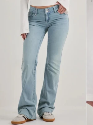 Nelly low waist bootcut jeans - ”Low waist bootcut stitch jeans” från Nelly💞Toppen skick inga defekter
