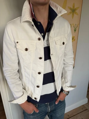 Jacob Cohen denim jacka - Säljer nu denna riktigt feta Jacob Cohen denim jackan. Mycket svårhittad och exklusiv modell i mycket gott skick. Nypris ligger på +-10000kr. Ta kontakt vid minsta intresse 😊