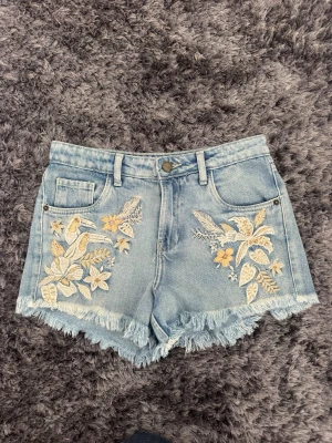 Mönstrade jeansshorts  - Midja: 35 cm över. Längd: 29 cm. 
