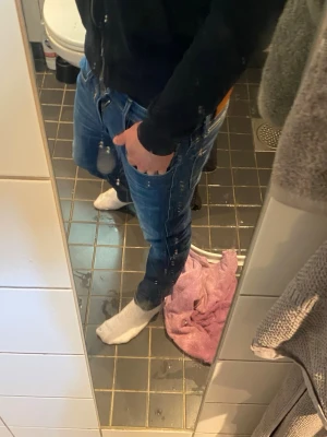 Blå slim fit replay Jens  - Säljer ett par blå slim fit jeans med snygga slitningar och tvättade detaljer. Jeansen har klassisk femficksmodell och raka ben. Perfekta för dig som gillar en avslappnad men ändå trendig stil.