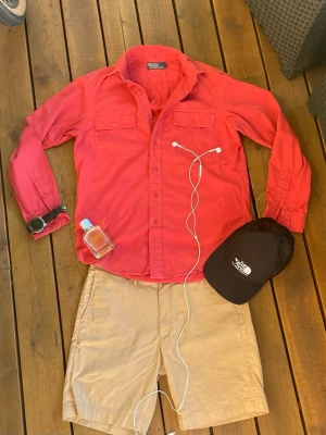 Beiga shorts i bomull - Säljer en unik och eftertraktad röd skjorta från Ralph lauren. Storleken är i M och passar även så. Nypris ligger på 1200kr! Skriv till mig gällande frågor om pris eller skjortan🙌🏼skickas på 1-2 dagar📦✅