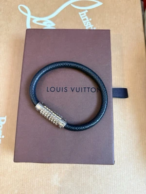 Louis Vuitton armband  - Sjukt snyggt armband från LV i sjukt bra skick🤌🏼.                                                                     • Storlek 19cm📏.                                                     • OG Box och dustbag📦.                                      • Digitalt Kvitto finns🧾