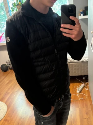 Moncler cardigan - Säljer nu denna riktigt snygga moncler cardigan | den är äkta och passerar alla äkthetsbevis, nfc tag funkar ej då detta är en nyare modell där moncler har tagit bort den | Storlek S, jag på bild är 174, väger runt 58 för referens | mycket bra skick förutom att sömmen har gått upp lite i slutet av armen som syns på bilderna! | vid fler frågor kom privat // Levi 🤩