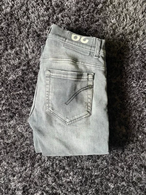 Dondup Jeans - 🐺 Märke: Dondup 🎨 Färg: Mörk Grå  📏 Storlek: W 29 L 30 📐 Passform : George Slim fit 