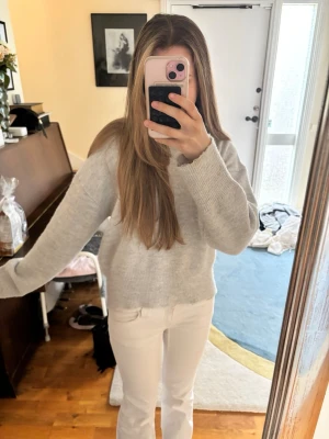 Ljusgrå stickad hoodie Gina tricot  - Säljer denna jättefina trendiga stickade hoodien från Ginatricot i str 170. Den är använda några fåtal gånger och i jättebra skick😊