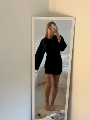 Svart kort klänning  - Säljer nu min helt oanvända svarta kort klänning från Gina Tricot. Den har prislappen kvar och är alltså som ny. Super fin att ha på sig på festligheter men även passande till vardags🧡💛