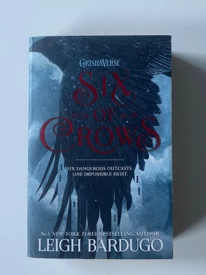 Six of crows av Leigh Bardugo - Six of crows av Leigh Bardugo, en bok i ”the grishaverse”! Pocketbok på engelska i bra skick.