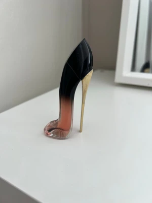 Mini parfym från Carolina herrera  - Det är parfymen good girl blush fast i mini. Inte använt någon gång 