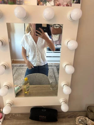 Vit kortärmad blus med knytband - Säljer en söt blus ifrån Zara som är använd några fåtal gånger! Man kan knyta bak eller fram💕pris går att diskutera!