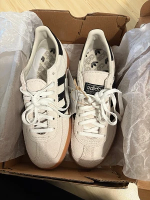 Adidas handball spezial - Säljer dessa helt oanvända adidas med kartong och prislapp kvar storlek 38