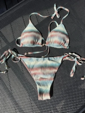 Calzedonia glittrig tie-die bikini - Populär blå Calzedonia glittrig tie-die bikini, endast använd två gånger 