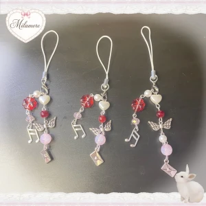 Cupids melody keychain  - 100% handgjorda , snälla kontakta innan du köper! Pris är endast för en 💞 #trinket #jellyfish #kpop #anime #keychain #swag #jujutsukaisen #shoujo #straykids #enhypen #aespa #lesserafim #cortis #blackpink #attackontitan #kiminitodoke #coquette #gyaru #strangerthings #alt #emo #scene #retro #japanese #chinese #alt #scene #emo #coquette #shopkins #decora #chic #sonnyangel #smiski #jellycat #labubu #sanrio #hellokitty #kuromi #vintage #pastelcore #crochet #grunge #witch #whimsical #monsterhigh