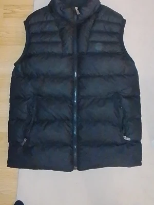Monclr väst size L - Moncleezy väst size L aldrig användt den kan diskutera priset för den