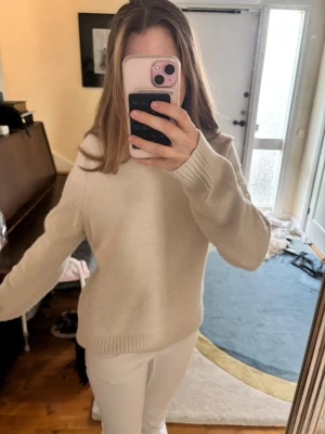 Beige stickad tröja med rund hals - Säljer en enkel och stilren beige stickad tröja med rund hals och långa ärmar. Den i jättebra skick och i strorlek S från hm💘😊
