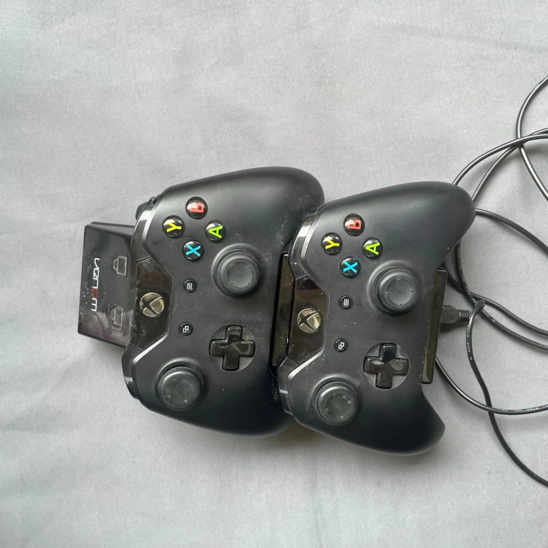 Svarta Xbox-handkontroller med laddstation - 1