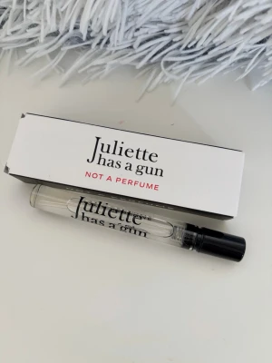 Juliette Has a Gun Not a Perfume 5ml - Minimalistisk parfymprov från Juliette Has a Gun, 'Not a Perfume'. Kommer i en genomskinlig glasflaska med svart spraykork och matchande vit kartong med svart och röd text. Perfekt att ha med i väskan.