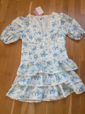 Klänning Design by Amor - Säljer denna söta populära klänning💗💗 Skriv för fler frågor/bilder💗 Pris kan diskuteras🫶🏼🫶🏼