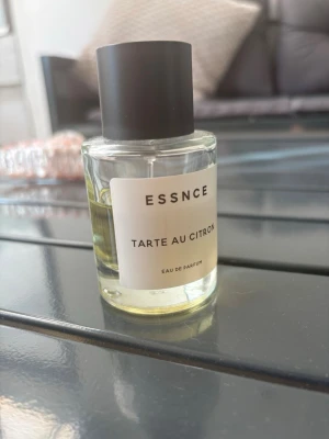 ESSNCE Tarte au Citron parfym -  Essnce Tarte Au Citron Eau De Parfum är en doft inspirerad av den klassiska franska citrontarteletten. Denna Eau de Parfum kombinerar friska citrusnoter med en söt och krämig bas, vilket skapar en unik och inbjudande doftupplevelse. Flaskan rymmer 50 ml men det finns 30ml kvar.