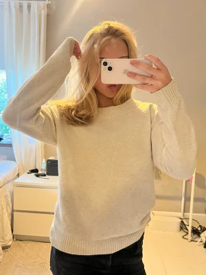 milky white tjocktröja - supermysig vitbeige tjocktröja från vero moda. passar perfekt en mysig höstdag, lager på vintern eller som värme en sommarkväll! 🤍 
