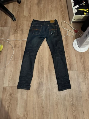 Nudie Jeans Lean Dean  - Säljer ett par Nudie Jeans Lean Dean i storlek W32/L34. Jeansen har använts från februari till maj för att bygga upp naturliga fades och har redan fått riktigt fin karaktär. De har utvecklat snygga whiskers, honeycombs och en väldigt fin fade på högra bakfickan, vilket ger dem ett unikt utseende som bara blir bättre med tiden.  Pris kan alltid diskuteras jag köpte de för 1600 kr och nudies repair kit ingår vid köp 