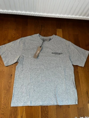 Essentials T-Shirt Grå, S - Säljer denna t-shirt i storlek S, men skulle säga att den är stor i storleken och passar perfekt även för en M! 