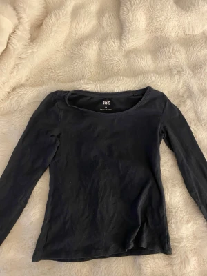 Mörkblå långärmad topp - En enkel mörkblå långärmad topp med rund halsringning från lager. Ej använd förutom när jag testade den, vill få bort så är öppen för nästan alla prisförslag 