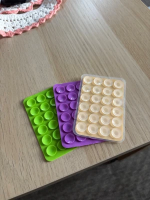 Silikon mobilhållare grepp 3st - 3pack Silikon hållare till mobilen. Med 24st sugkoppar och klister på baksidan.  Färgerna på min profil går att blanda hur man vill, meddela om du vill ha annan färg vid köp.   Skickar gärna i bundle. Mått cirka 5,5 x 8 cm.     #silikon #mobilhållare #octopus #octoholder #case #iphone #idealofsweden #skal #tillbehör #octopushållare #stativ #tiktok #mobilgrepp #sugpropp #silikongrepp #popsockets 