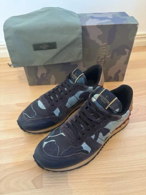 Valentino rockrunner  - Säljer nu ett par riktigt feta valentino rockrunners. Skorna är i sjukt bra skick. Självklart äkta, original box och dustbag medföljer. Priset är ej hugget i sten så kom gärna med pris förslag! 