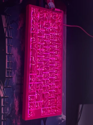 Attack shark  x68 he  - Ny pris 750 Unikt rosa tangentbord från attack shark modell  x68he med upp till 8000hz skit snabbt . Tangentbordet har ett coolt abstrakt mönster på tangenterna och LED-belysning som lyser upp hela ytan. Ansluts med kabel och har en kompakt design som passar perfekt till gaming eller skrivbordet.