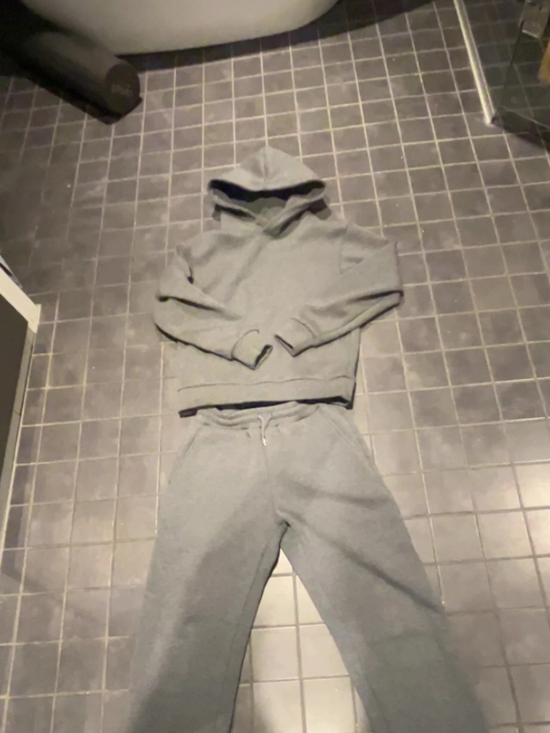 Grått mjukisset med hoodie och byxor Doublés