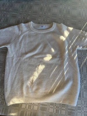 Ljusbeige stickad tröja - Ljusbeige stickad tshirt i storlek S från Coco Bella 