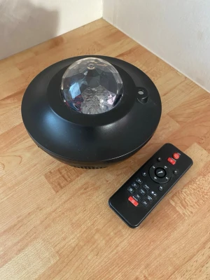 Led stjärnprojekter  - Detta är en ledstjärnprodekter. Funkar som en ny! Köpt förra året men knappt använd. För att koppa måste man lägga in den i en Samsung laddare vilket EJ kommer med. Det kommer med fjärrkontrollen! Den kopplas till din mobil, du kan lyssna på musik eller lyssna på något du vill! 