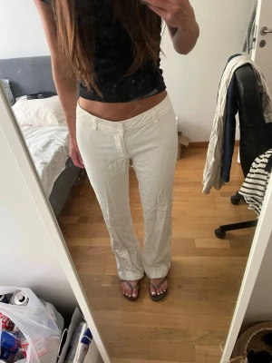 Vita linnebyxor med raka ben - Säljer ett par linnebyxor med raka ben och låg midja från Brandy Melville. Byxorna är sönder mot sulan av foten, längst ner på byxan ( se sista bilden)❣️❣️ storleken är onesize men skulle säga Xs-S