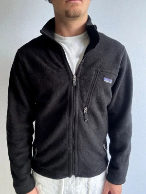 Patagonia fleece  - Hej! Detta är en fleece från Patagonia i storlek XS med normal passform. Plagget är i bra skick utan några defekter. Passar dig som är ca. 160-175. Hör gärna av dig vid intresse eller frågor! 
