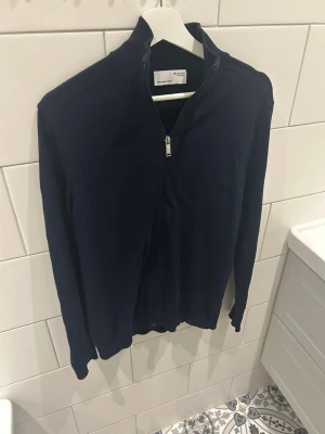 Selected Homme full zip - Marinblå full zip från Selected homme Storlek: S Nypris: 600 SEK Skick: Mycket bra Passform: Normal Skickas inom 24h😁