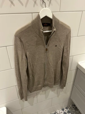 Morris full zip - Beige full zip ifrån Morris 100% merinoull Storlek: S Nypris: 2000 SEK Skick: Mycket bra skick Passform: Normal Skickas inom 24h😁