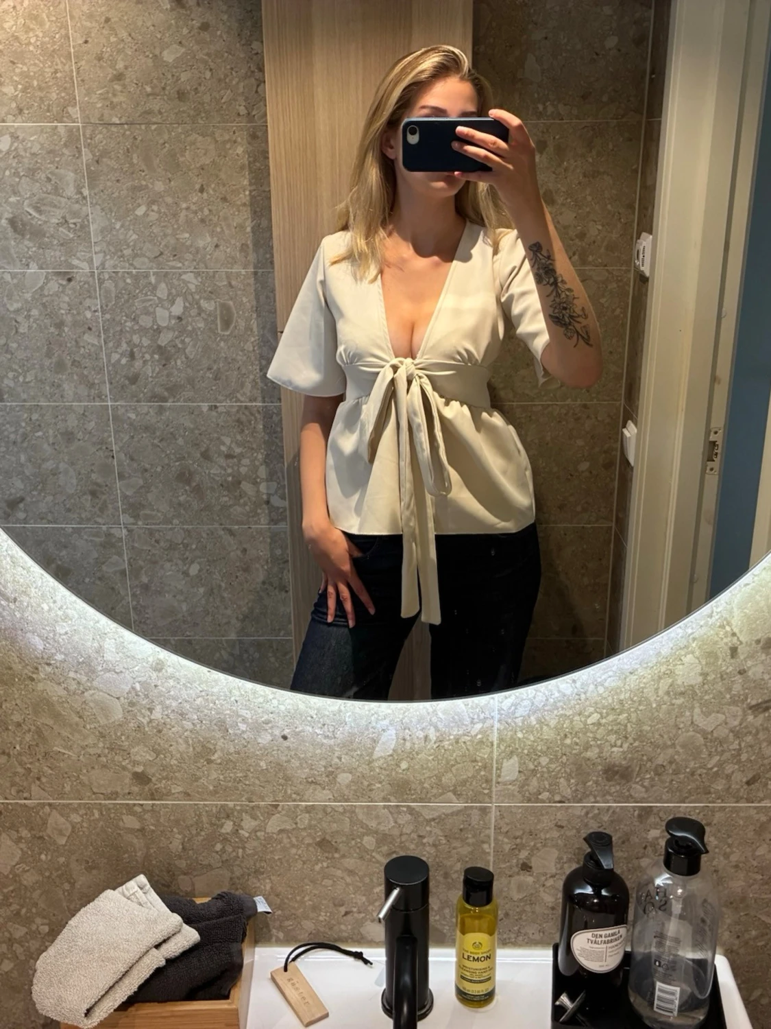 Krämvit omlottopp med knyt